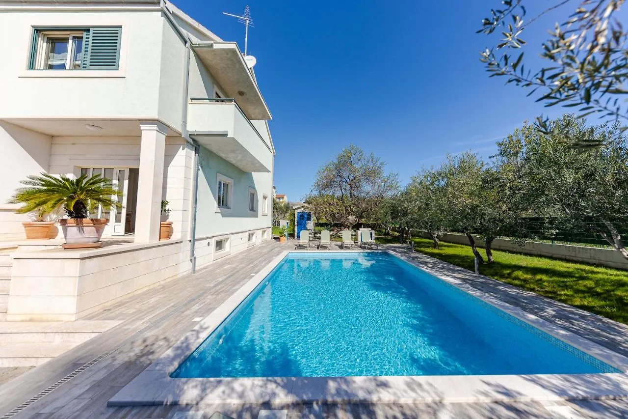 The Olive Poolhouse Apartment Split
