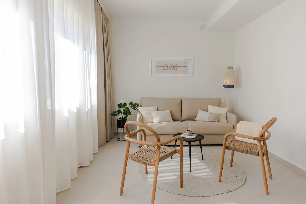 The Olive Poolhouse Apartment Split