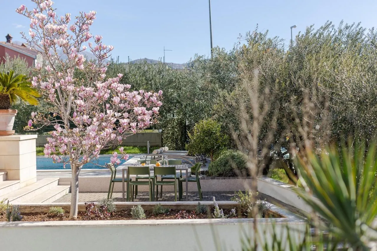 The Olive Poolhouse Apartment Split
