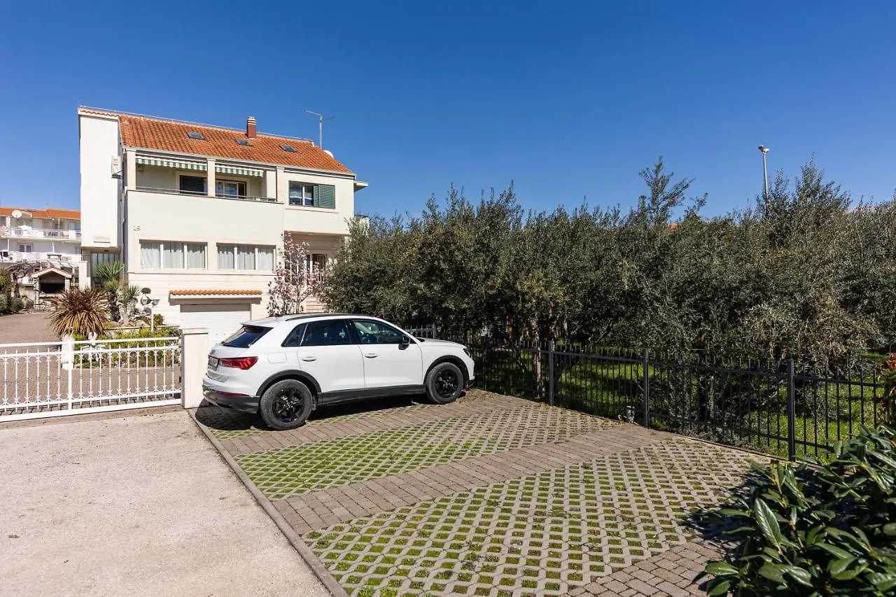 The Olive Poolhouse Apartment Split