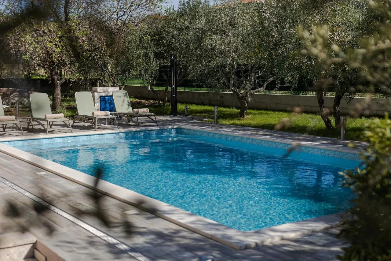 The Olive Poolhouse Apartment Split