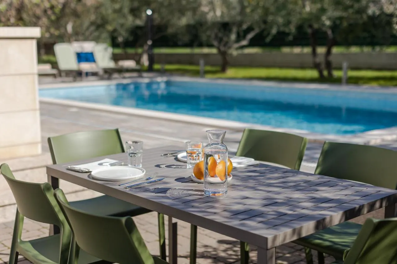 The Olive Poolhouse Apartment Split