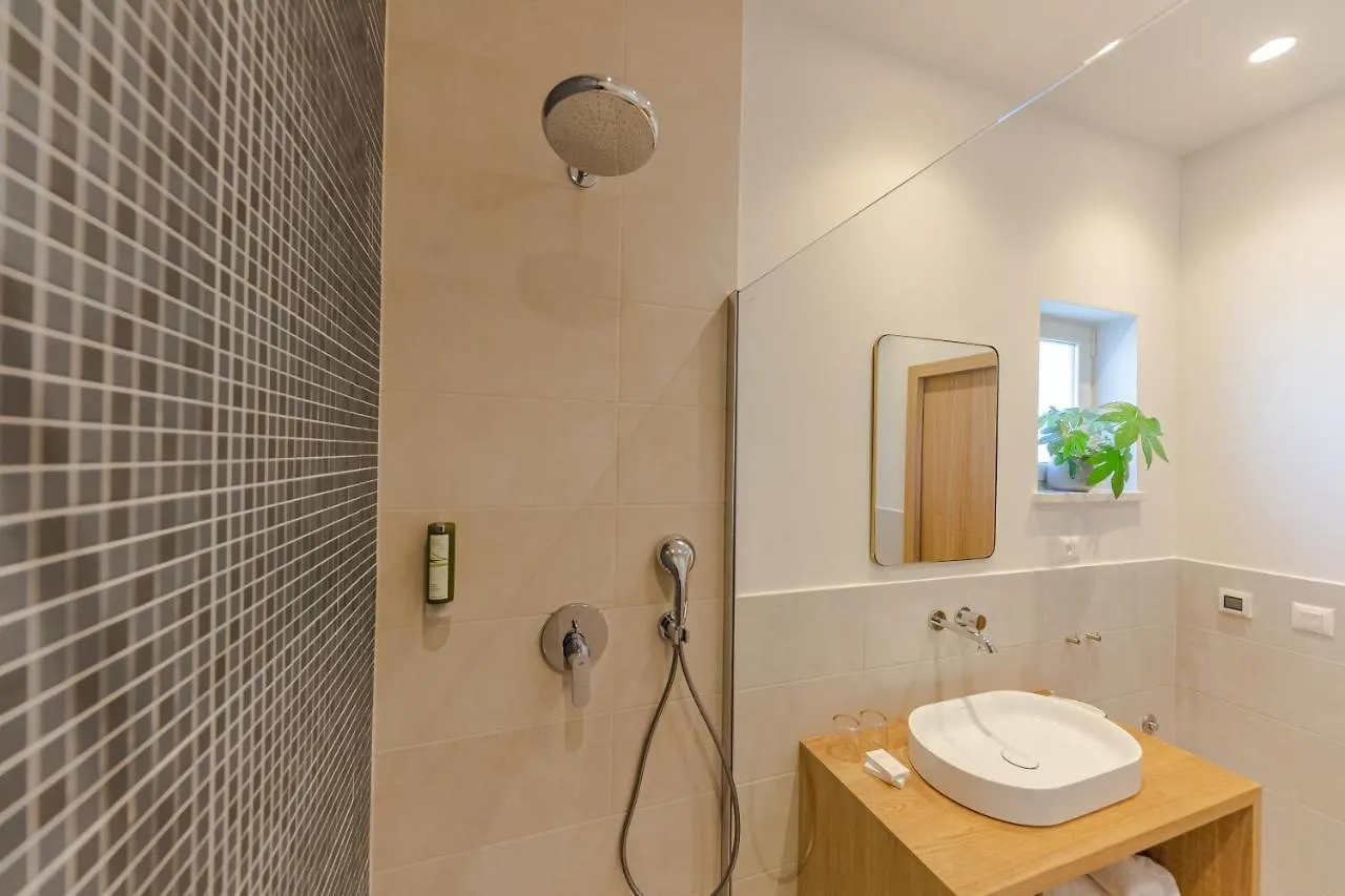 The Olive Poolhouse Apartment Split