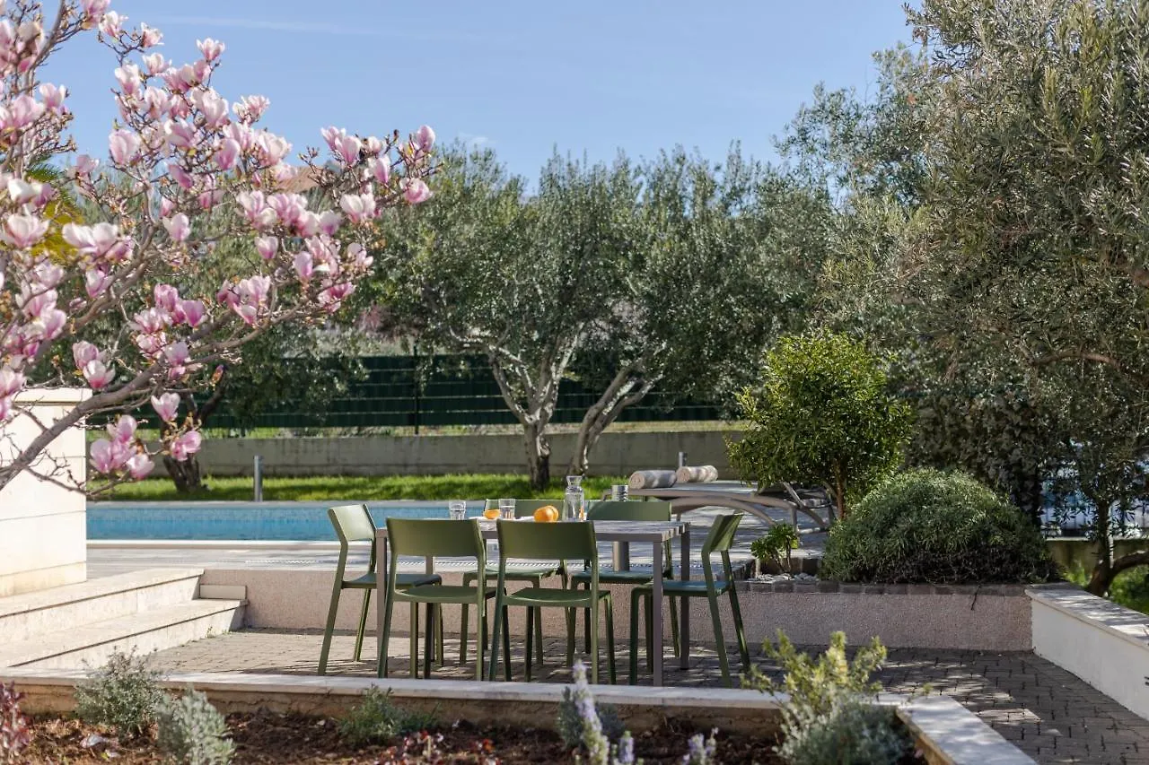 The Olive Poolhouse Apartment Split