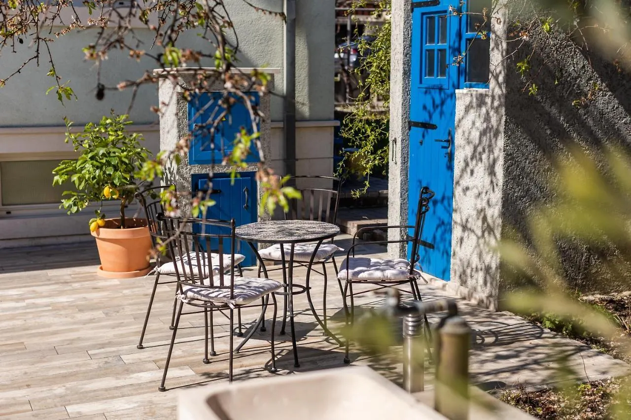 The Olive Poolhouse Apartment Split
