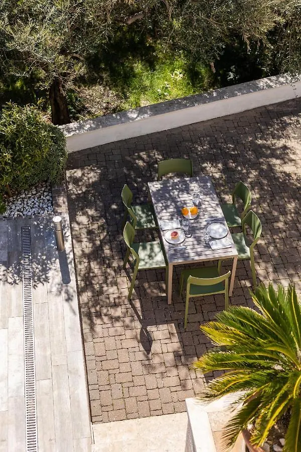 The Olive Poolhouse Apartment Split